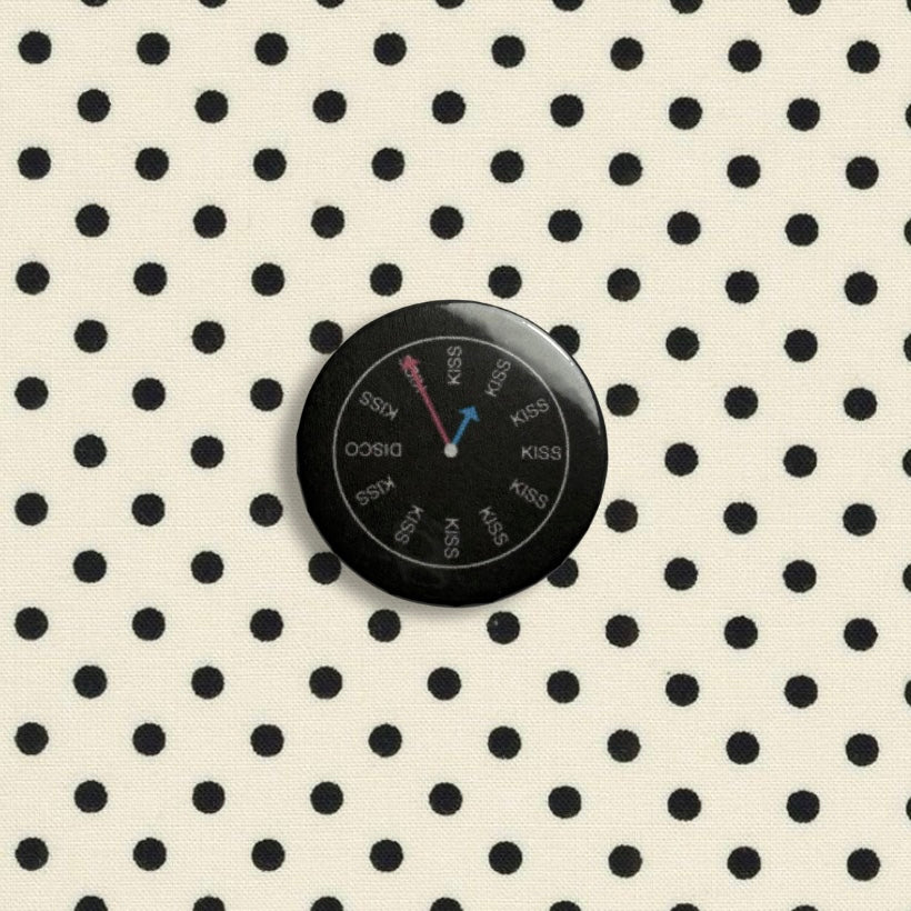 Kiss/disco clock medium badge